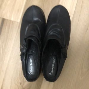 BEAR TRAPS CLOG BLACK LEATHER SHOES 1 1/2” heel In new condition